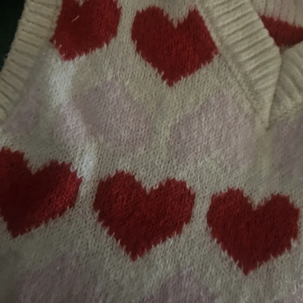 Old Navy Kids Cream and Red Sweater Size Small 6-7 Yrs